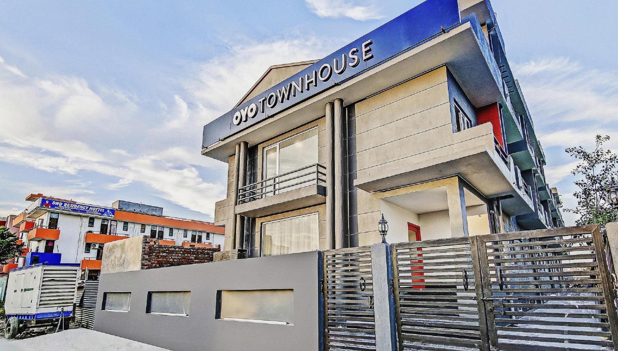 Townhouse Knowledge Park ||| Near Sharda University Велика Нойда Екстер'єр фото